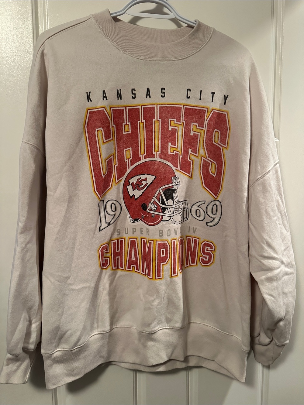 Abercrombie & Fitch Cream Crewneck with Red & Gold Chiefs Graphic